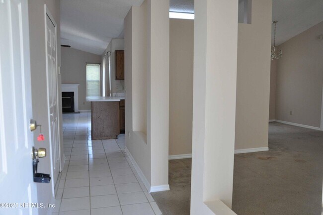 2105 Hovington Cir W in Jacksonville, FL - Building Photo - Building Photo