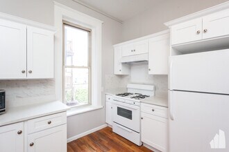 900 W Newport Ave, Unit 2 in Chicago, IL - Foto de edificio - Building Photo