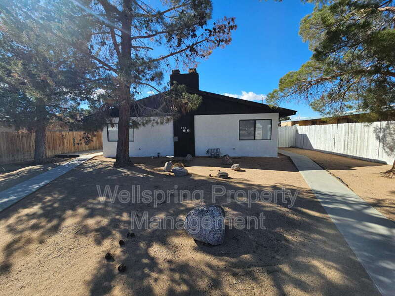305 S Richmond Rd in Ridgecrest, CA - Building Photo