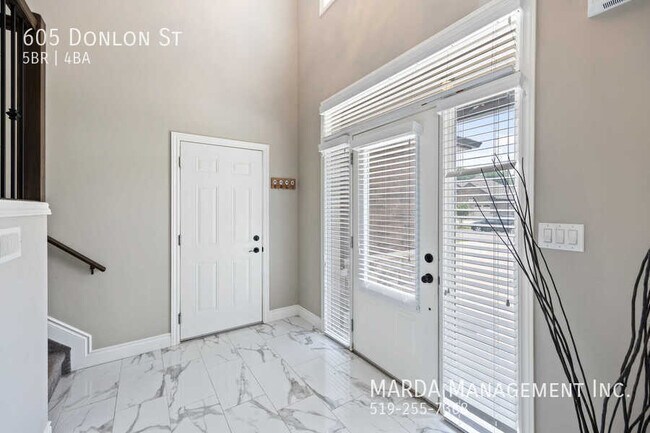 605 Donlon St in Lasalle, ON - Building Photo - Building Photo