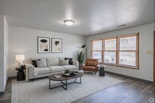 Residences on College Hill in Cedar Falls, IA - Building Photo