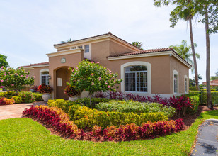 Golden Lakes Apartments in Miami, FL - Building Photo - Building Photo