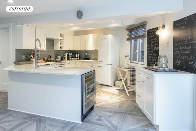 23 Tanglewood Trl in Hampton Bays, NY - Building Photo - Building Photo