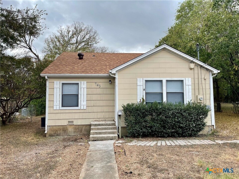 743 E 13th Ave in Belton, TX - Building Photo