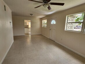 1059 Lillian St in Venice, FL - Foto de edificio - Building Photo