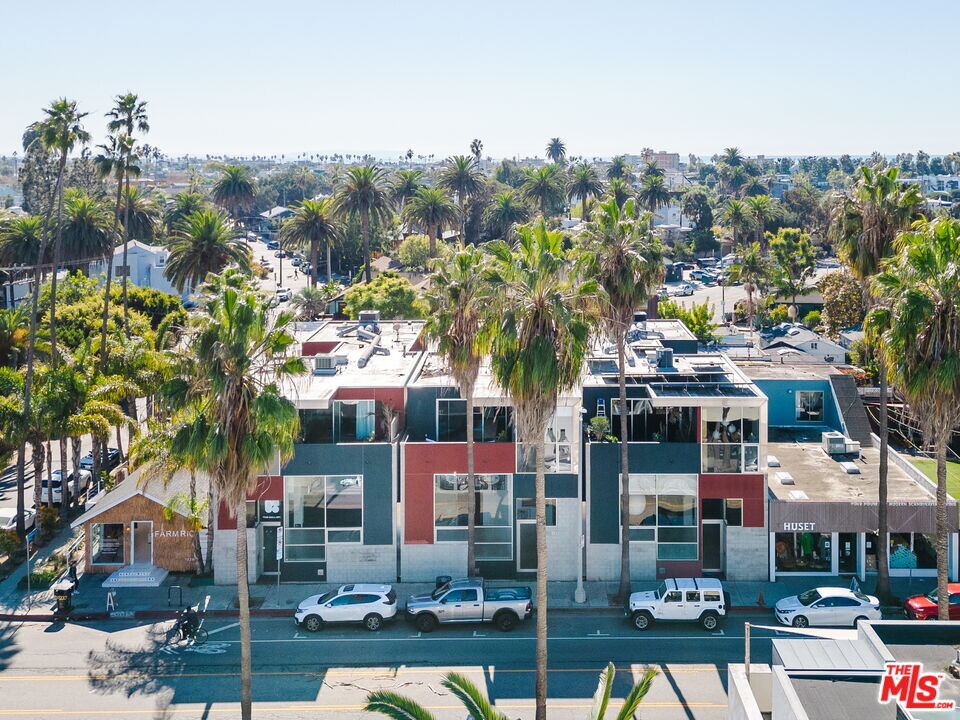 1320 Abbot Kinney Blvd in Los Angeles, CA - Building Photo