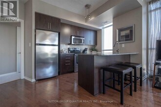 65 Bremner Blvd in Toronto, ON - Building Photo - Building Photo