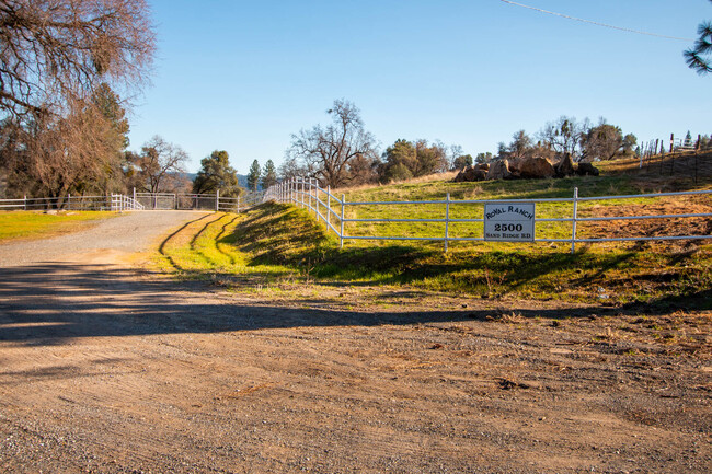 2500 Sand Ridge Rd in Placerville, CA - Foto de edificio - Building Photo