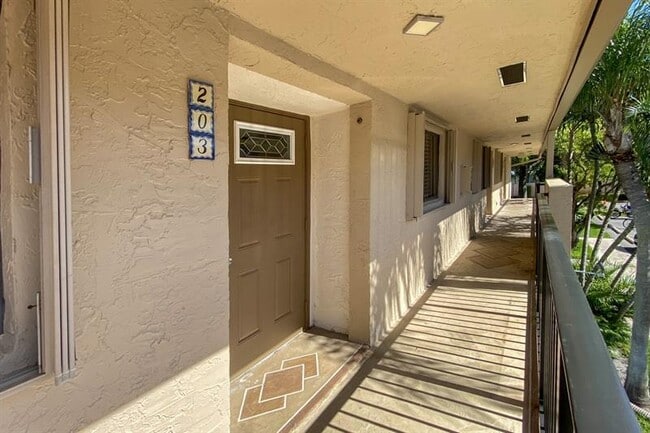 2965 NE 8th Terrace in Wilton Manors, FL - Building Photo - Building Photo