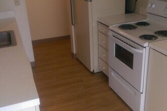 17838 NE Multnomah Dr in Portland, OR - Foto de edificio - Building Photo