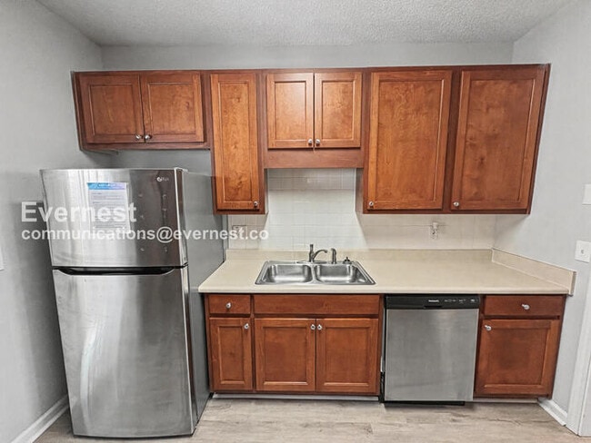 8596 Thomas Rd, Unit 404 in Riverdale, GA - Building Photo - Building Photo