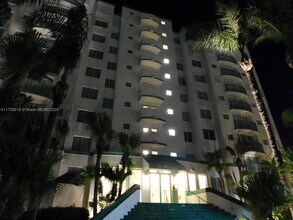 18000 N Bay Rd in Sunny Isles Beach, FL - Building Photo - Building Photo