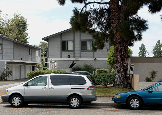 730 W Walnut Ave in Orange, CA - Foto de edificio - Building Photo