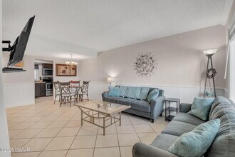 1404 N Atlantic Ave in Daytona Beach, FL - Foto de edificio - Building Photo