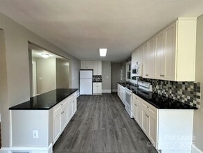 2023 Robin Rd in Salisbury, NC - Building Photo - Building Photo