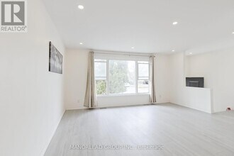 32 Clydesdale Dr in Toronto, ON - Building Photo - Building Photo