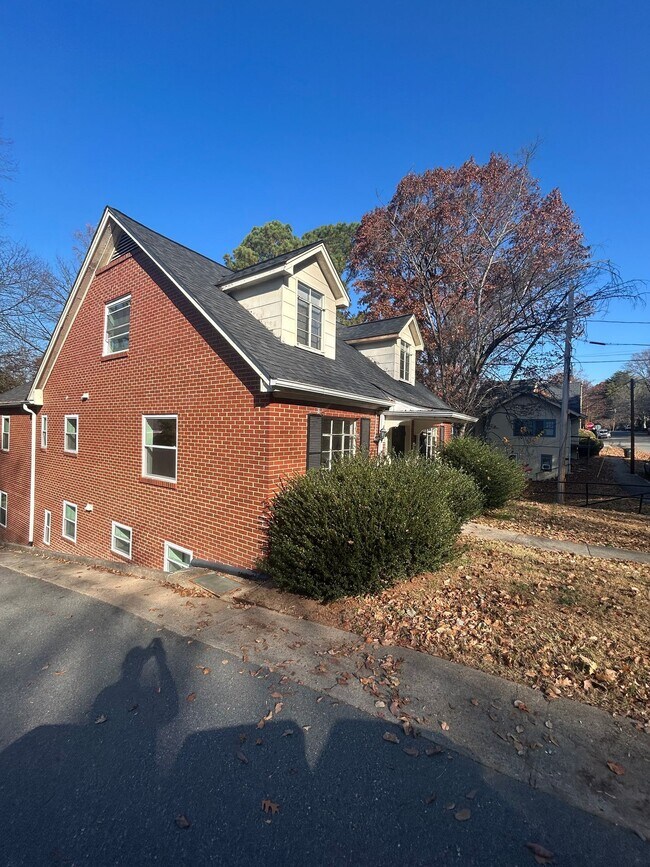 1015 Carolina Ave in Winston-Salem, NC - Foto de edificio - Building Photo