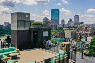 27 Chestnut St, Unit 2 in Boston, MA - Foto de edificio - Building Photo