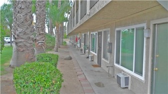 Cascade Palms Apartments in Rialto, CA - Foto de edificio - Building Photo