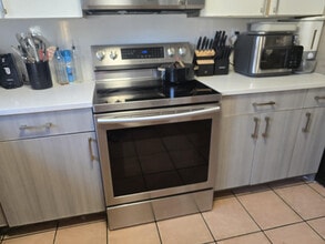 8908 NW 187th St in Hialeah, FL - Building Photo - Building Photo