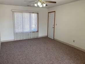 1902 W 38th St, Unit 4 in Kearney, NE - Foto de edificio - Building Photo
