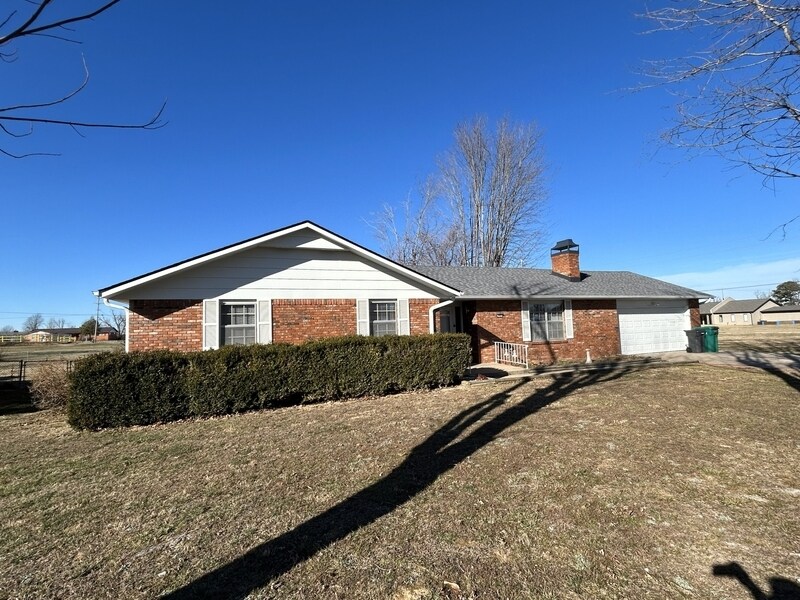 902 S 17th St in Rogers, AR - Building Photo