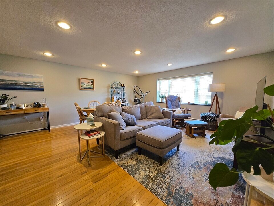 2323 Washington St in Newton, MA - Building Photo