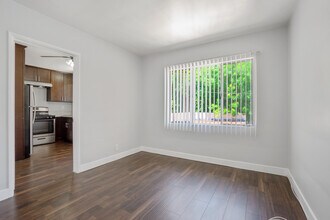 1661 N Bronson Ave in Los Angeles, CA - Building Photo - Building Photo