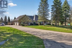23 Fox Run Dr in Puslinch, ON - Building Photo