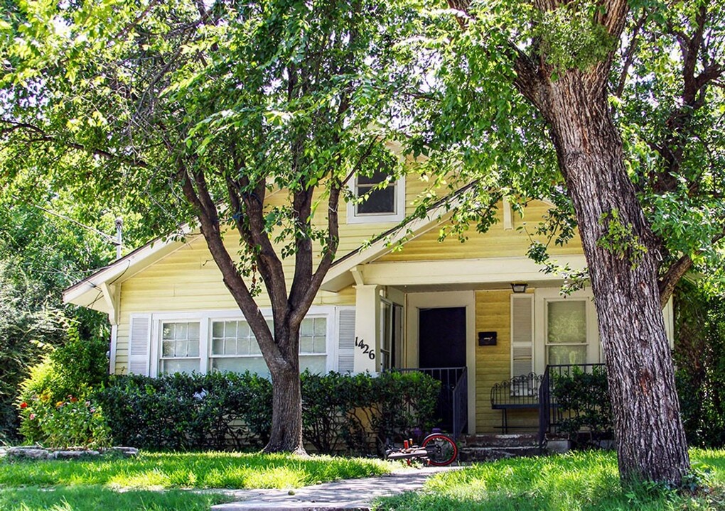 1426 Bolivar St in Denton, TX - Foto de edificio