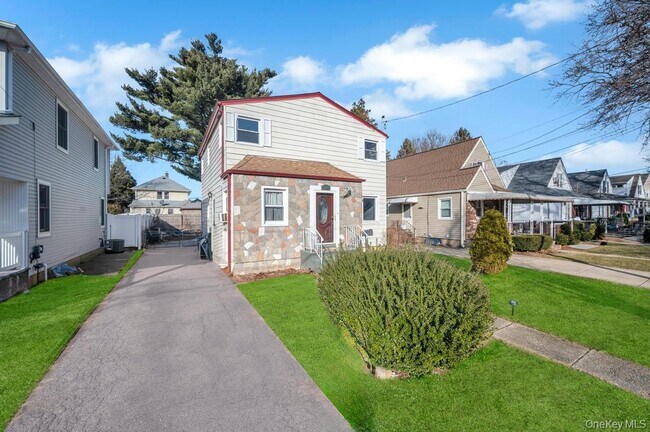 627 10th Ave in New Hyde Park, NY - Building Photo - Building Photo