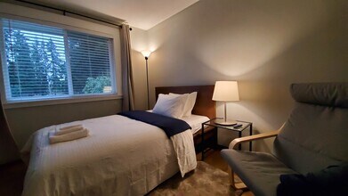 1803 N 200th St in Shoreline, WA - Foto de edificio - Building Photo