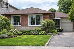 15 Hamlyn Crescent in Toronto, ON - Building Photo