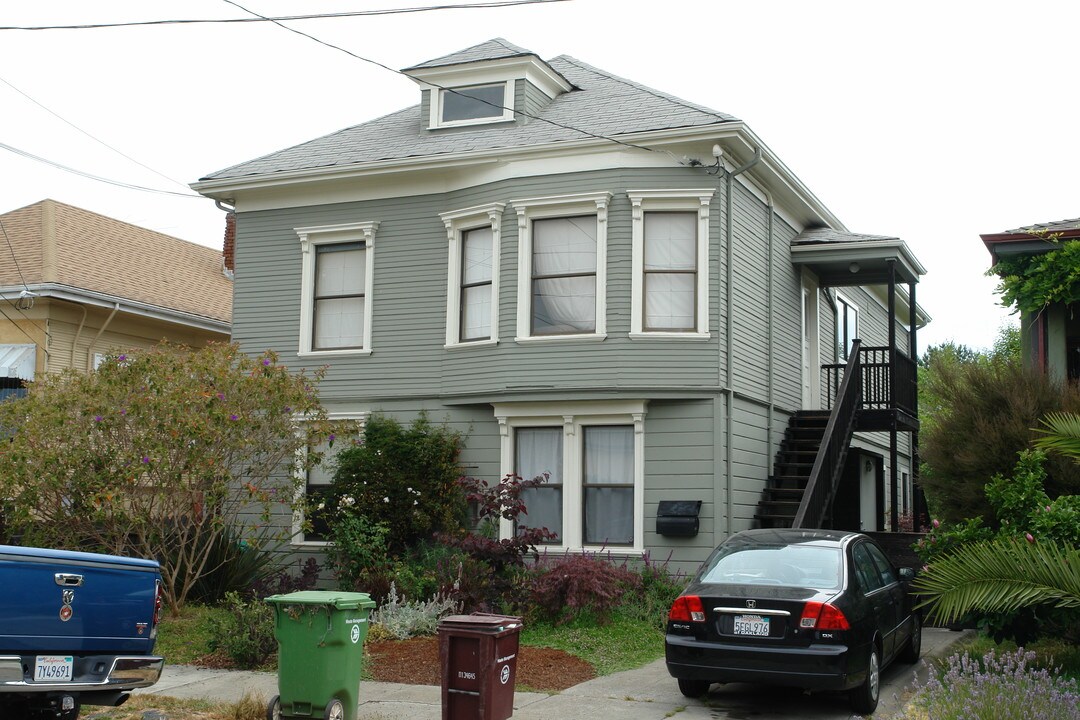 6618-6620 Dover St in Oakland, CA - Building Photo