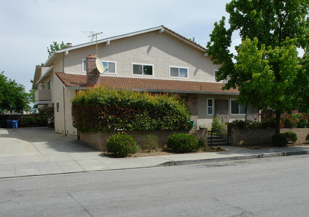 493 La Conner Dr in Sunnyvale, CA - Building Photo