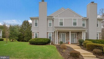 211 Mews Dr in Sellersville, PA - Building Photo