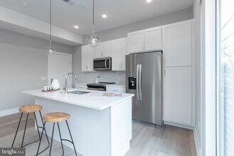 52 W Washington Ln, Unit 200 in Philadelphia, PA - Foto de edificio - Building Photo