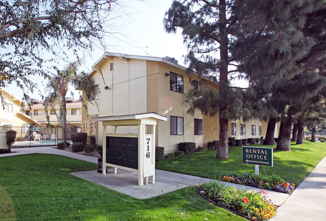 VICTOR VILLAS in Bakersfield, CA - Foto de edificio