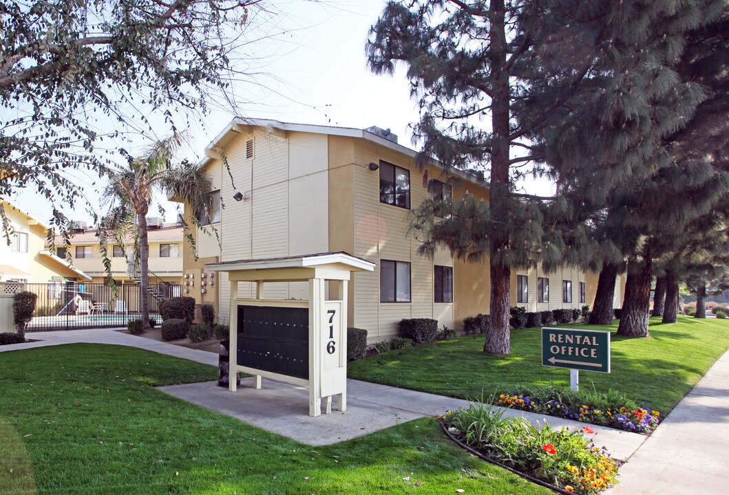 VICTOR VILLAS in Bakersfield, CA - Building Photo