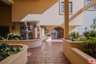 851 N San Vicente Blvd in West Hollywood, CA - Foto de edificio - Building Photo