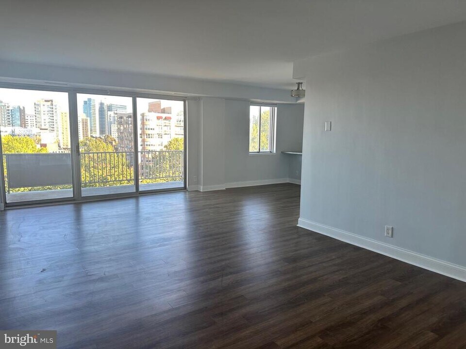 8315 N Brook Ln in Bethesda, MD - Building Photo