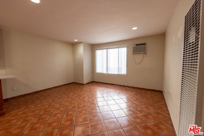 947 Westmoreland Ave in Los Angeles, CA - Building Photo - Building Photo