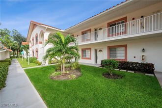 550 Gabriel Cir in Naples, FL - Foto de edificio - Building Photo