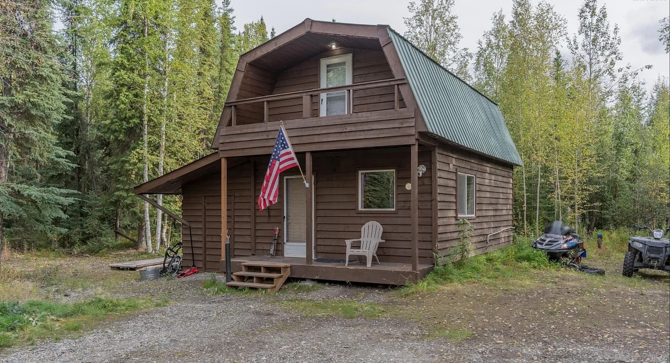 2092 Blackstone Rd in North Pole, AK - Building Photo