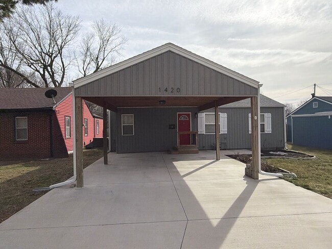 property at 1420 E North St