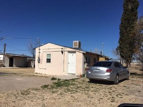 8749 Clavel Dr in El Paso, TX - Foto de edificio - Building Photo