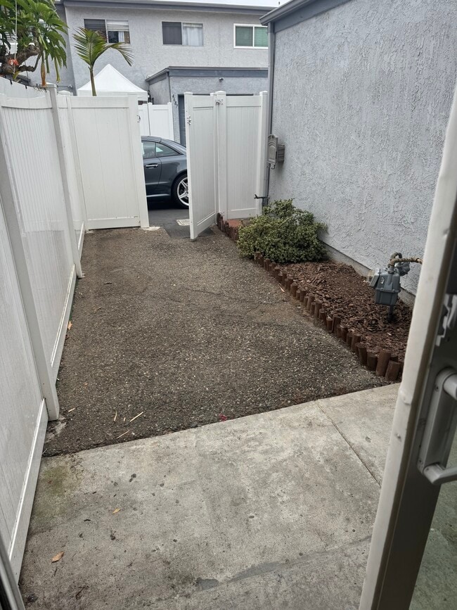 4686 Pinecrest Cir, Unit hb in Huntington Beach, CA - Foto de edificio - Building Photo