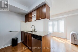 5 Frances Loring Ln in Toronto, ON - Building Photo - Building Photo