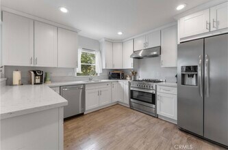 6030 Crestwood Way in Los Angeles, CA - Building Photo - Building Photo