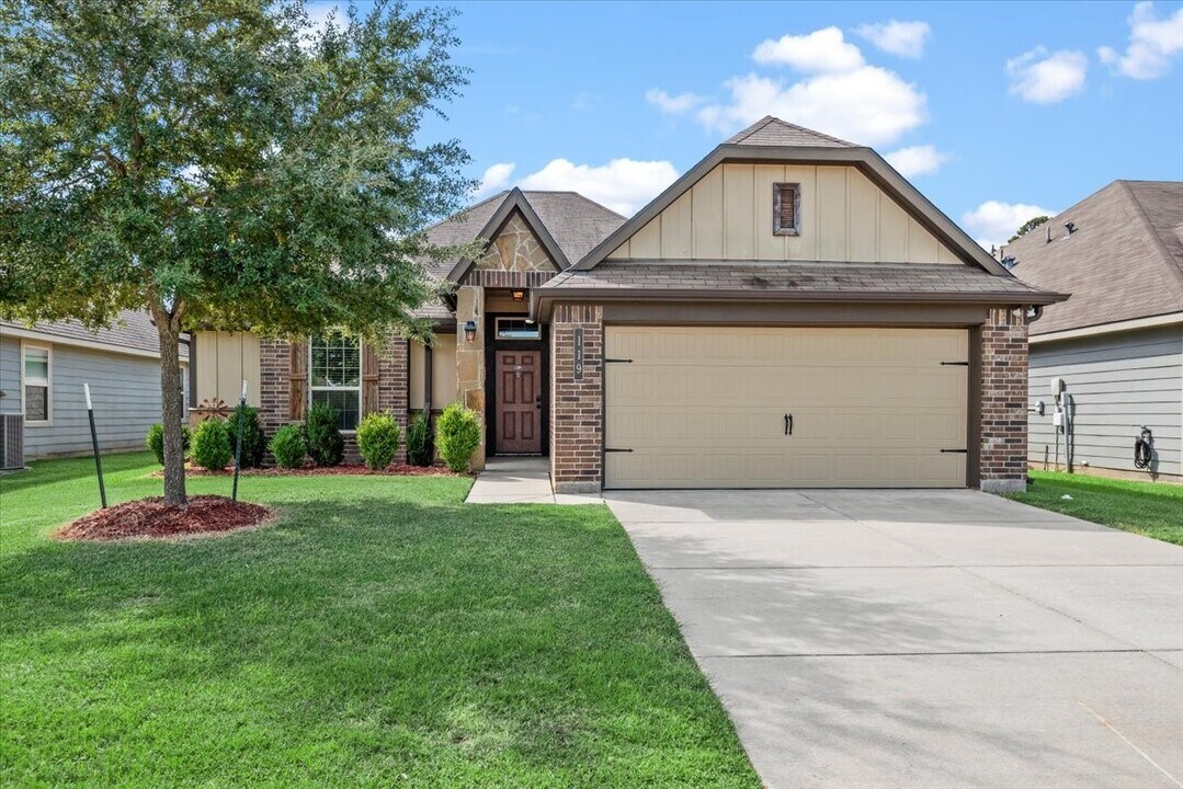 119 Brock's Ln in Montgomery, TX - Building Photo